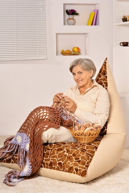 Foto ritratto di una donna anziana felice a casa