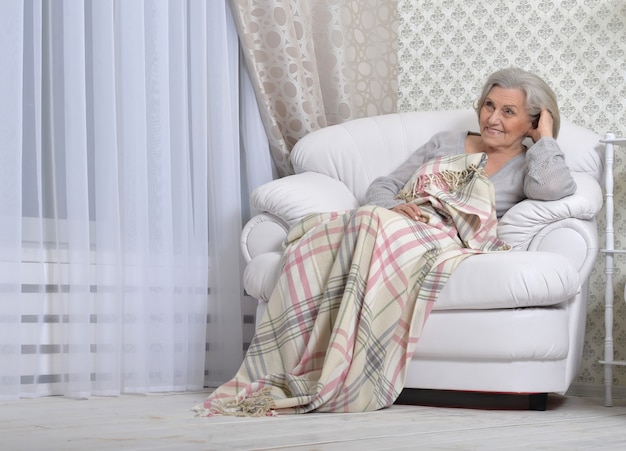 집에서 쉬고 있는 행복한 노년 여성의 초상화