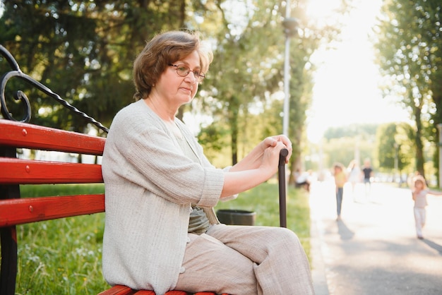 Ritratto di una donna senior felice nel parco estivo