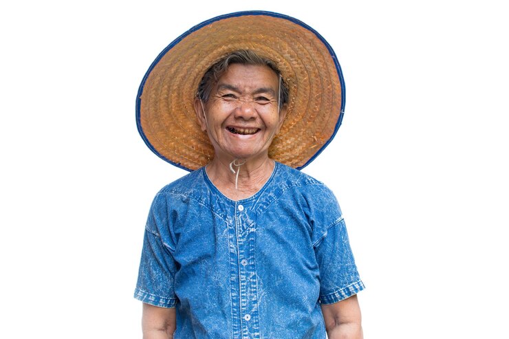 Photo 색 배경 에 서 있는 모자를 입은 행복 한 고령 여성 의 초상화