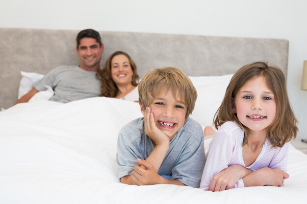 Photo portrait of happy siblings