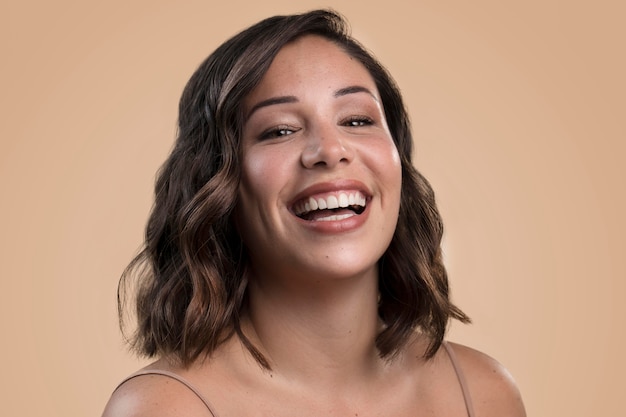 Photo portrait of happy smiley beautiful woman