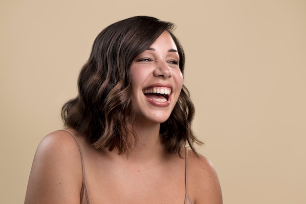 Photo portrait of happy smiley beautiful woman