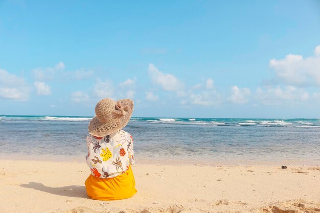 Foto ritratto di donna asiatica sorridente felice gode di una vacanza in spiaggia