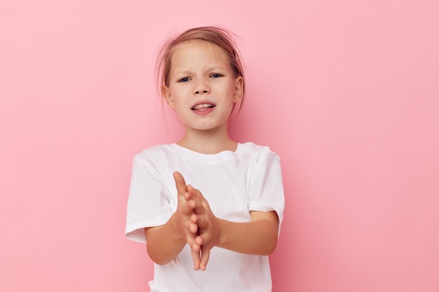 幸せな笑顔の子供の女の子の感情の手の肖像画は変更されていない子供時代のジェスチャー