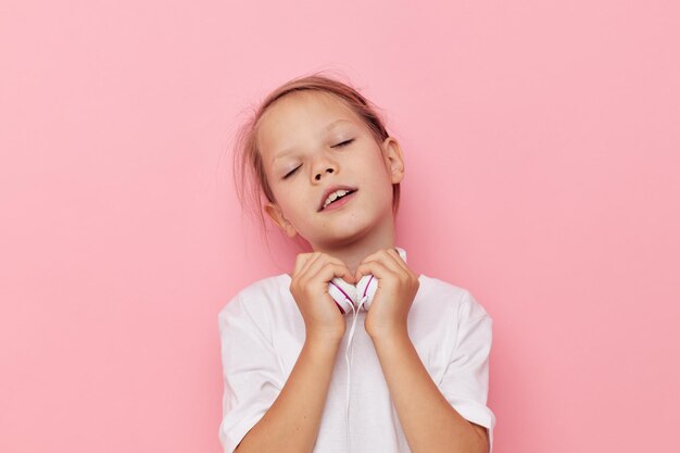 幸せな笑顔の子供の女の子の肖像画楽しいポーズヘッドフォン子供時代変更なし