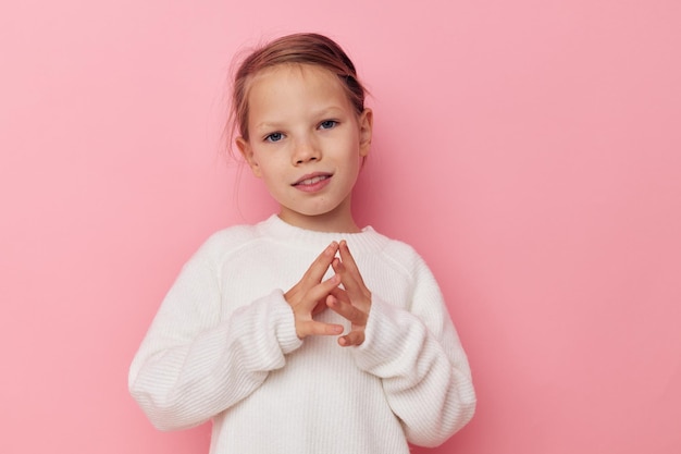 幸せな笑顔の子供の女の子のジェスチャーの手の感情の肖像は、変更されていない子供時代をしかめっ面します