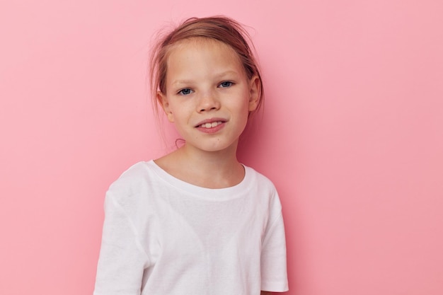 재미 격리 된 배경 포즈 행복 웃는 아이 소녀 찡그린 얼굴의 초상화