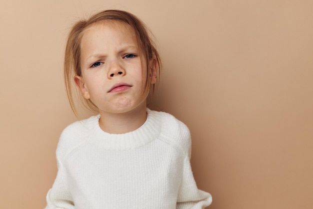 幸せな笑顔の子供の女の子の喜びのポーズの感情の肖像画は、子供時代を変えずにファッション