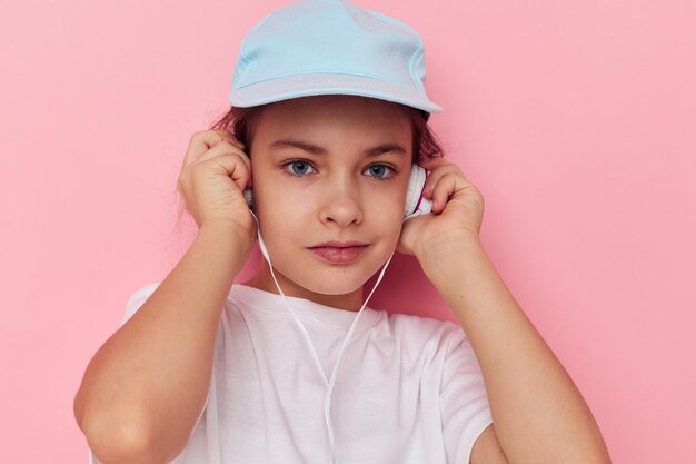 Ritratto di una bambina sorridente felice che ascolta la musica sulle cuffie stile di vita inalterato