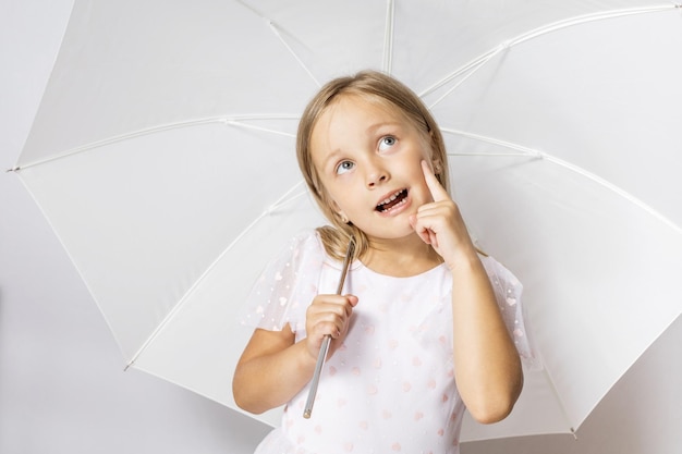 Ritratto di una bambina sorridente felice bambina abbastanza premurosa pensando