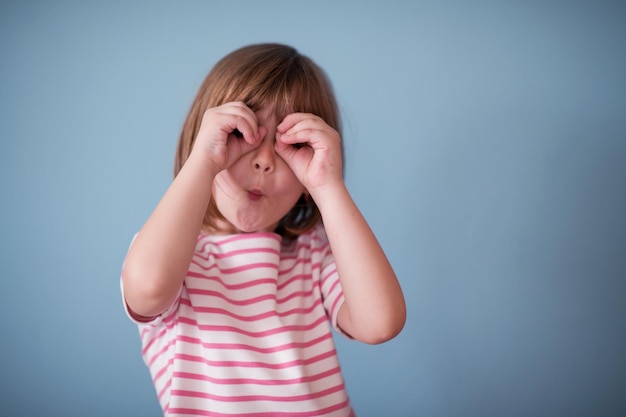 遊びながら家で幸せな笑顔の子供の肖像画