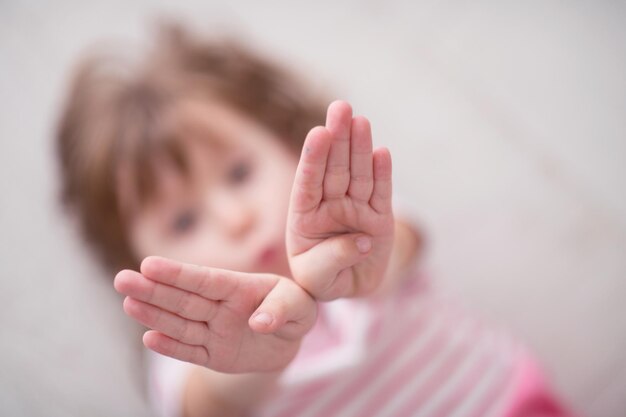 遊びながら家で幸せな笑顔の子供の肖像画