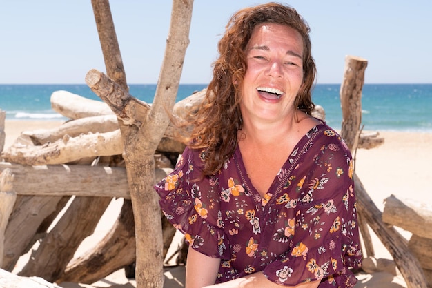 夏のビーチで幸せな笑顔の笑う女性の肖像画