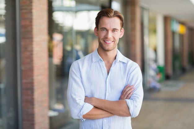 Ritratto di uomo sorridente felice