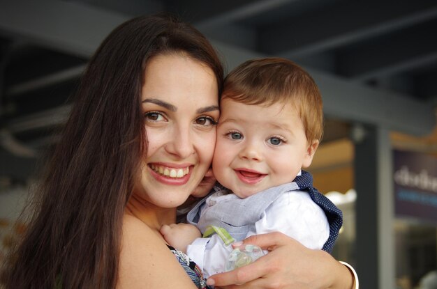 Foto ritratto di una donna felice e sorridente con il figlio