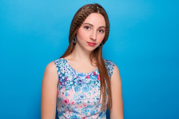 Photo portrait of happy smiling young beautiful woman in blue casual clothing over blue background