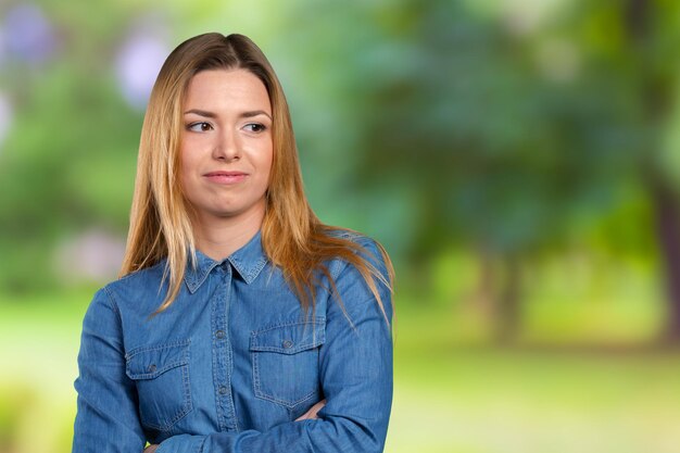 幸せな笑顔若い美しい女性の肖像画