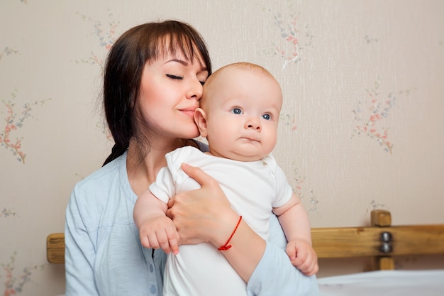 Photo portrait of happy son and her mother