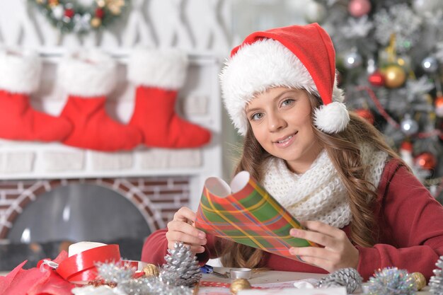 クリスマスの準備をしている幸せな10代の少女の肖像画
