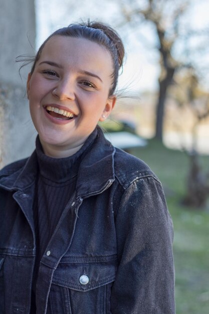 Foto ritratto di una ragazza adolescente felice in piedi all'aperto