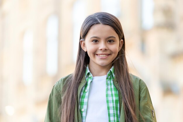 屋外の笑顔で幸せな 10 代の少女の肖像画