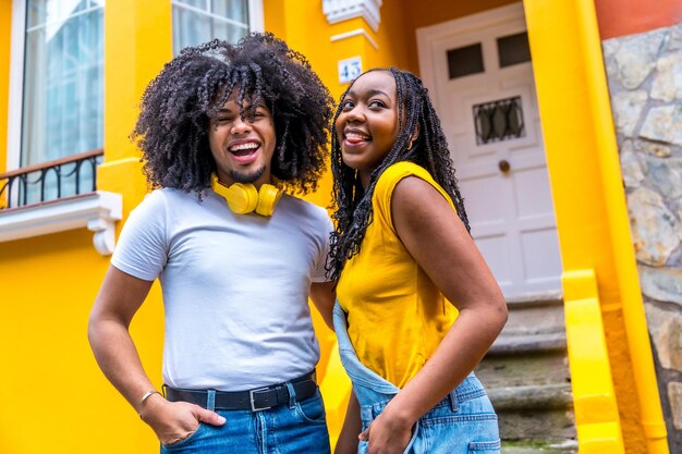 Photo portrait of a happy urban african couple smiling outdoors