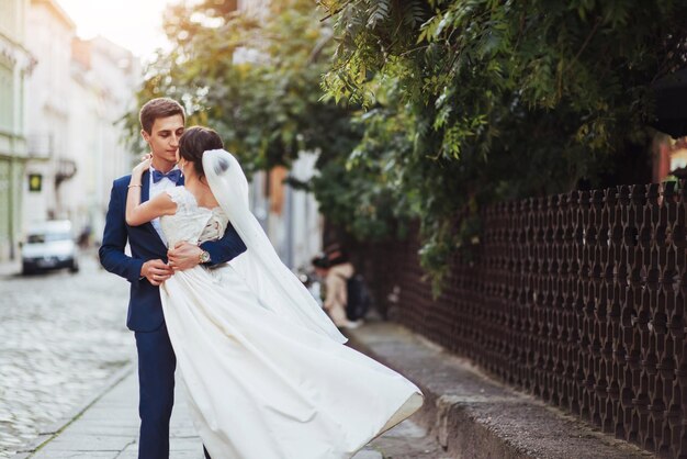 Photo portrait of happy wedding couple outdoors