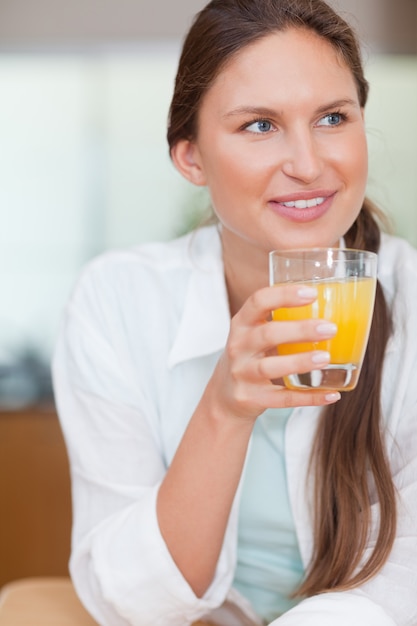 幸せな女の飲み物の肖像