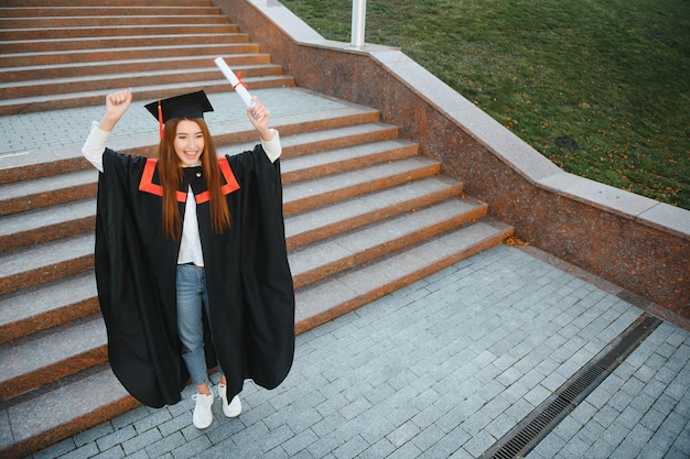 그녀의 졸업식 날 대학 교육과 사람들에 세로 행복한 여자