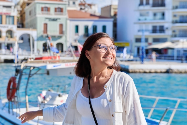 Photo portrait of a happy woman in an old sea tourist town