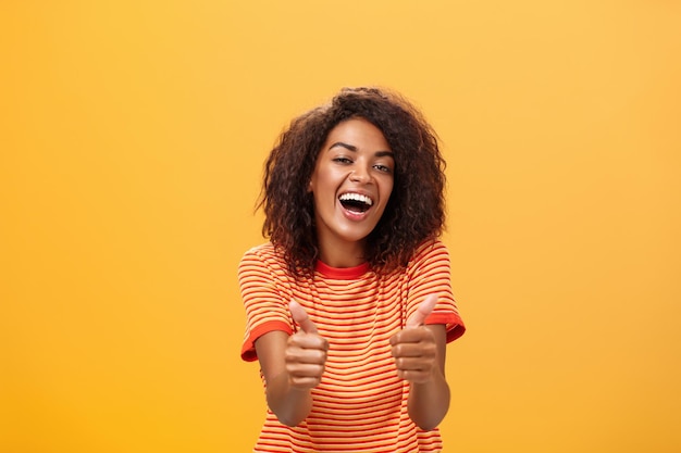 Photo portrait of happy woman standing against yellow background