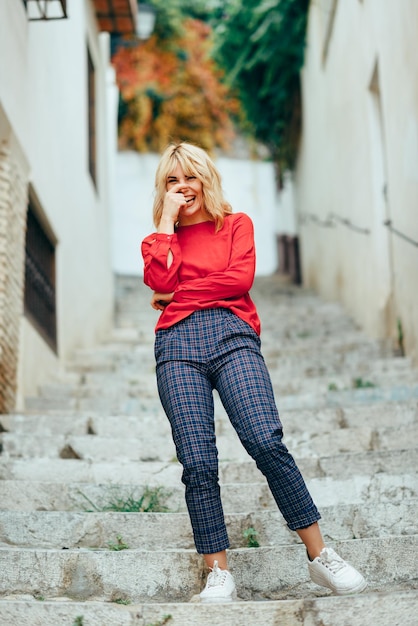 Foto ritratto di una donna felice in piedi sui gradini