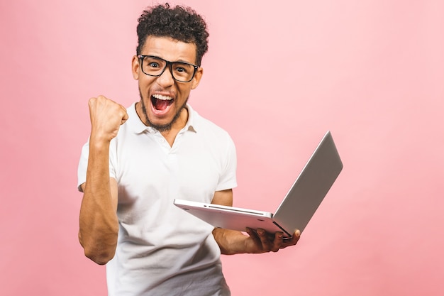 Photo portrait of happy young afroamerican man using laptop