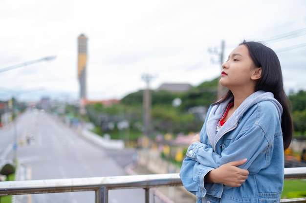 세로 행복 한 젊은 아시아 여자, 미소 소녀 문 밖.