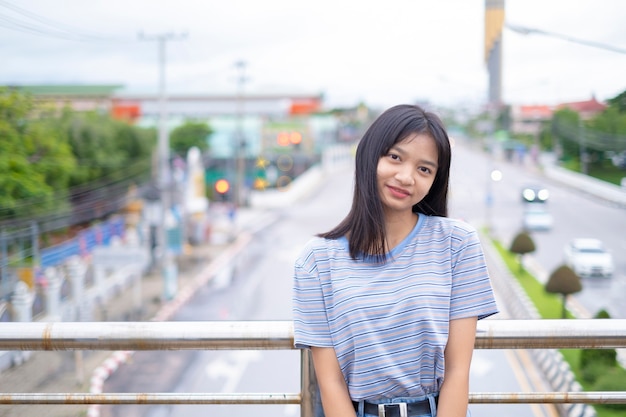 세로 행복 한 젊은 아시아 여자, 미소 소녀 문 밖.