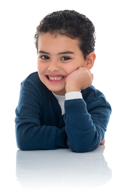 分離された幸せな若い男の子の肖像画