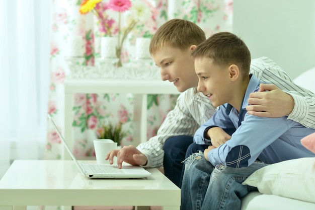 행복한 어린 소년과 노트북 컴퓨터의 초상화