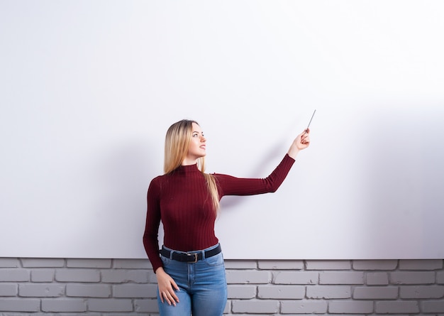 Foto ritratto di donna felice giovane imprenditrice vicino sul muro bianco