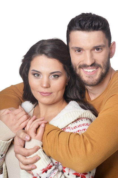 Портрет счастливой молодой пары, улыбающейся и обнимающейся