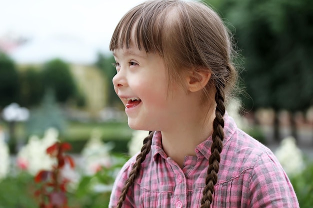 公園で幸せな少女の肖像画