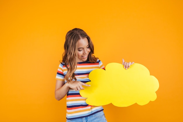 Photo portrait of a happy young girl standing isolated