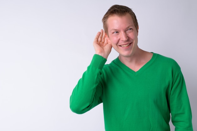 Photo portrait of happy young handsome man thinking and listening