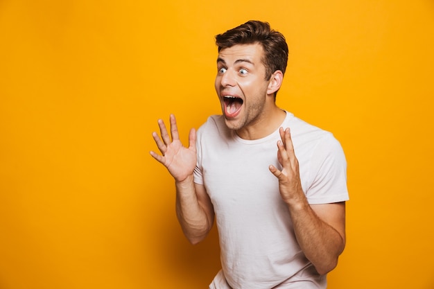 Photo portrait of a happy young man celebrating