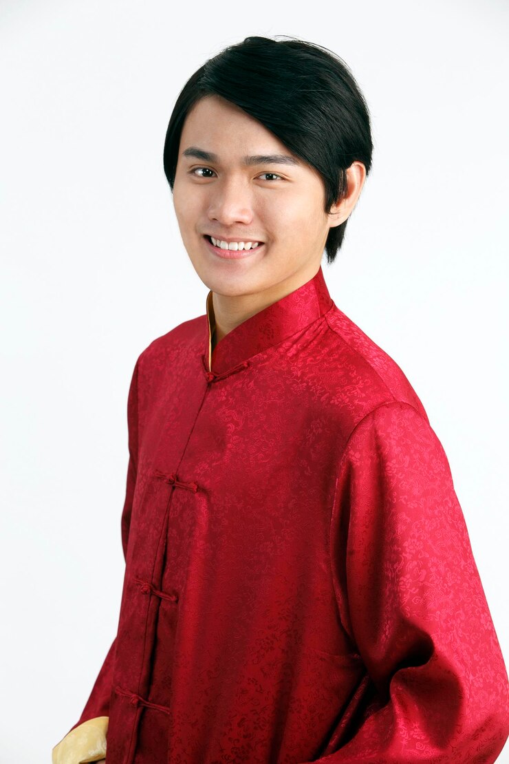 Photo portrait of happy young man standing against white background