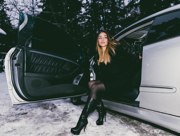 Photo portrait of happy young woman in car