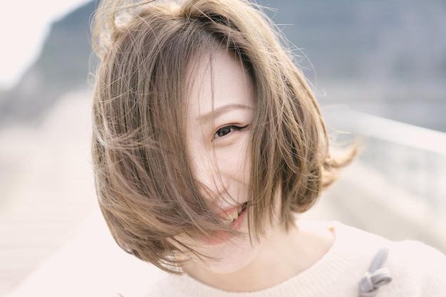 湖岸の幸せな若い女性の肖像画