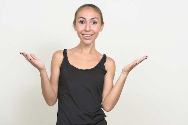 Photo portrait of happy young woman looking surprised