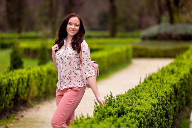 Ritratto di una giovane donna felice in natura nel parco in primavera