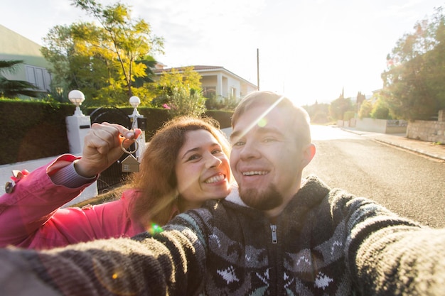 Foto ritratto di una giovane donna felice che usa un telefono cellulare